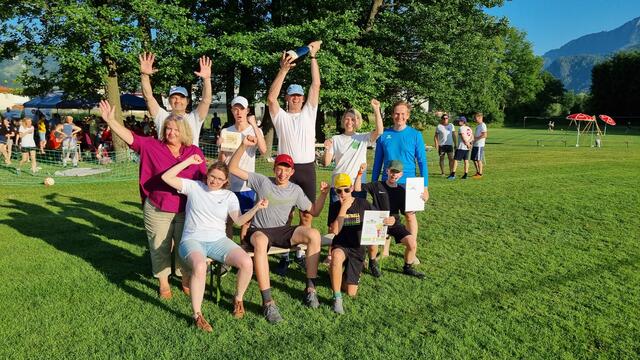 Das Gewinnerteam "Ohne meinen Anwalt spielen wir nicht" mit Bürgermeisterin Vera Pramberger und Kultursadträtin Judith Oberdammer. | Foto: Stefan Lacheiner