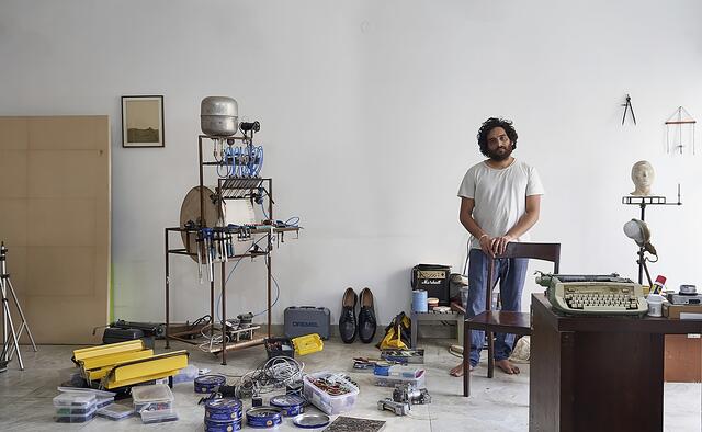 Shailesh BR ist in einem kleinen Dorf in Indien aufgewachsen und wurde als Mönch ausgebildet. Diese Erfahrungen prägten auch seine Kunst.  | Foto: Ritika Sharma