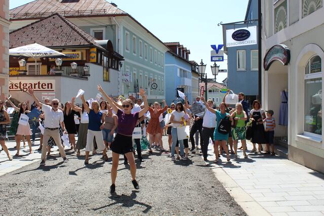 Bei dem Tanz studierte Viktoria Kobler, Tanzlehrerin vom TSC Rohrbach, mit den TeilnehmerInnen eine einfache Choreographie zum Lied „Hit the road Jack“ ein. | Foto: BRS