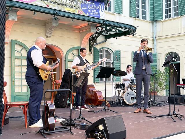Trompeter Stefan Plank und Zizipe bei Musik im Schloss 2023 | Foto: Marktgem. Maria Enzersdorf