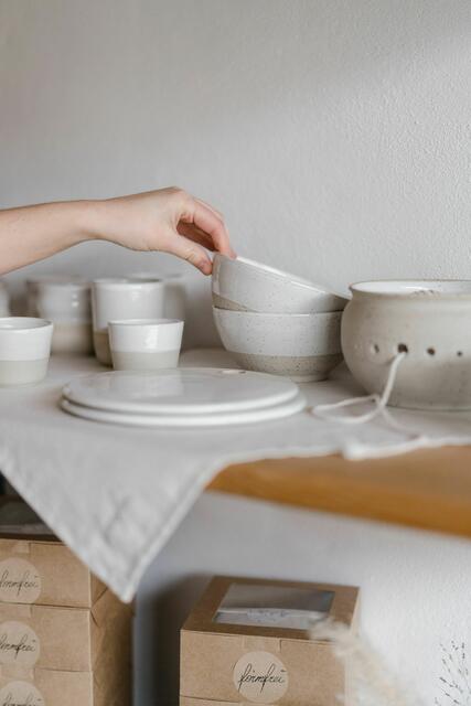 Anna Maria Regner entführt in ihre Arbeitswelt. In ihrer Werkstatt "formfrei" in Traunfeld, lässt sie ein wenig hinter die Kulissen blicken. | Foto: Hannah Ecker