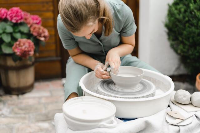 Anna Maria Regner entführt in ihre Arbeitswelt. In ihrer Werkstatt "formfrei" in Traunfeld, lässt sie ein wenig hinter die Kulissen blicken. | Foto: Hannah Ecker