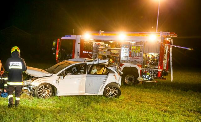 Das Fahrzeug überschlug sich mehrmals in der angrenzenden Wiese. | Foto: Pressefoto Scharinger