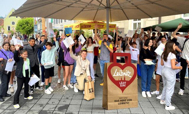 Das beigefügte Bild zeigt in der Mitte den euphorischen Antenne Steiermark-Moderator Markus Zechner wie er durch seine motivierende Moderation die große Anzahl der sich anstellenden Schüler zu einem echten Begeisterungssturm hinreißen konnte.  | Foto: Volkmar Pötsch (www.markendenker.at)