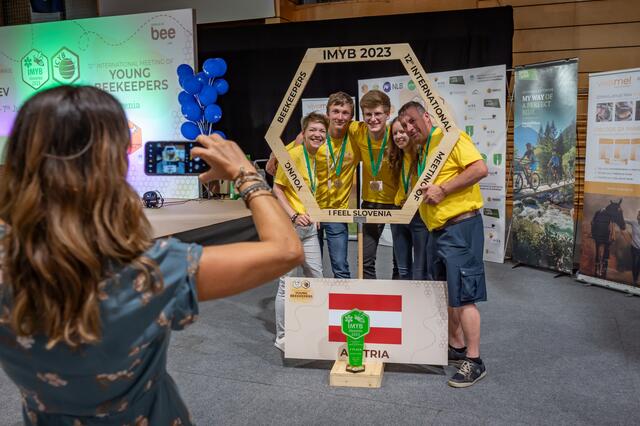 Das Team AUSTRIA beim internationalen JUngimkerbewerb in Slowenien. | Foto: International Centre for Young Beekeepers