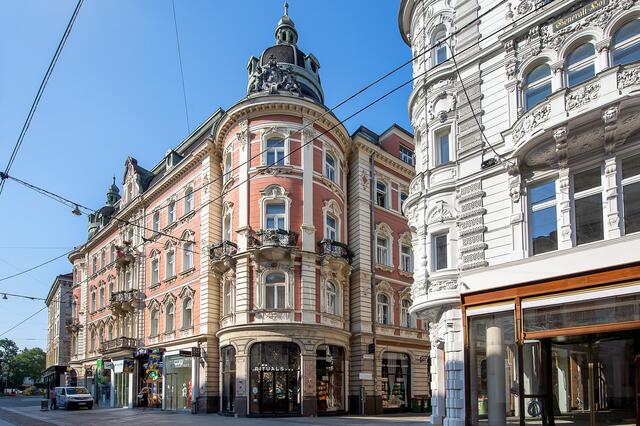 Das Haus 28 (links) wurde 1885 durch einen im Zeitgeist monumental wirkenden Neubau ersetzt.  | Foto: Brand Images