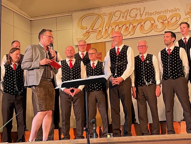 Michael Maier gratuliert Obmann Lorenz Scherzer und dem Chor | Foto: Privat