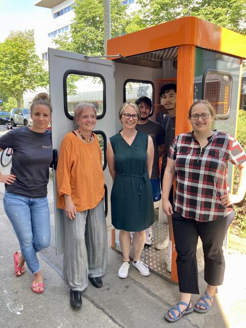 Von links nach rechts: Jugendbeauftragte Penzing Sandra Hochmayr, Kiddy &amp; Co Geschäftsführerin Andrea Rois, Mitarbeiter:innen des Vereins Kiddy &amp; Co: Mato Raus, Mahdi Jamshidi, Catharina Steiner | Foto: Kiddy &amp; Co