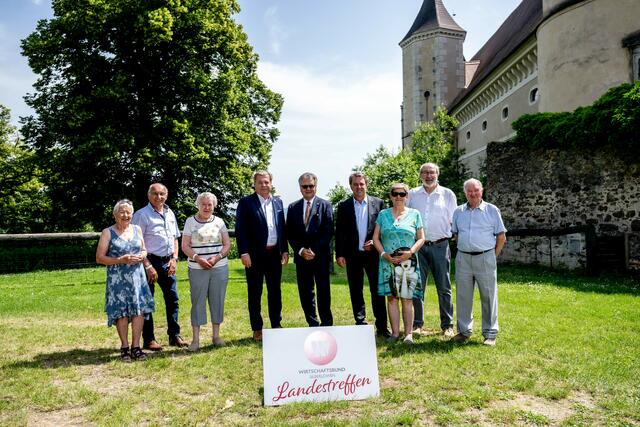 Die Waidhofner Silberlöwen beim Landestreffen der Wirtschaftsbund Silberlöwen auf der Rosenburg mit WBNÖ Landesobmann WKNÖ Präsident Wolfgang Ecker, WBNÖ Direktor Harald Servus und dem Landesvorsitzenden der Wirtschaftsbund Silberlöwen Peter Hopfeld. | Foto: WBNÖ/Imre Antal
