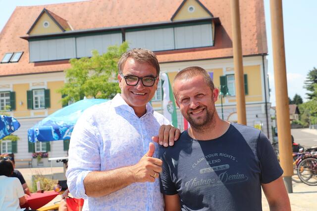 Daumen hoch für Manfred Neubauer (re). Er machte mit seinem Team vom Wirtschaftshof den Vorplatz zum Forum zum gemütlichen Wohnzimmer für den Annasonntag. GR Sepp Zirkl (li) dankte dafür.  | Foto: Edith Ertl