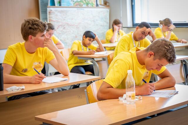 Jakob Zöchbauer schreibt eine theoretische Prüfung beim internationalen Jungimkerbewerb. | Foto: International Centre for Young Beekeepers