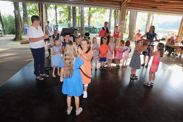 Kinder des Kindergartens Auffen sangen und tanzten zur Eröffnung. | Foto: Alfred Mayer