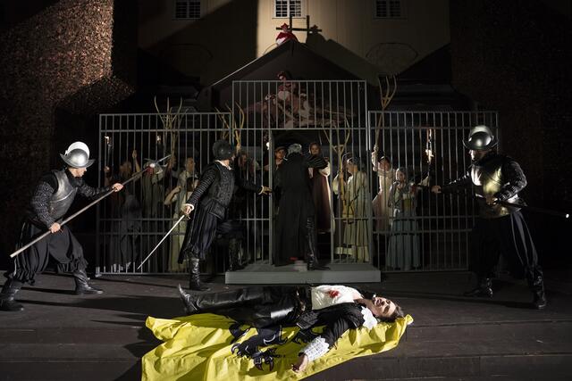 Marquis von Posa (Thomas Weinhappel) und Ensemble | Foto: operklosterneuburg 2023/Lukas Beck