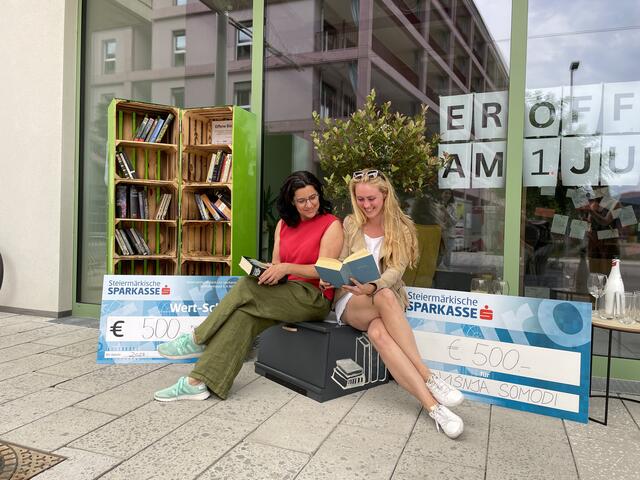 Die neuen Bücherboxen des Verein Jukus wurden von  Adriana Massl und Višnja Somođi (v.l.) gestaltet.   | Foto: MeinBezirk.at