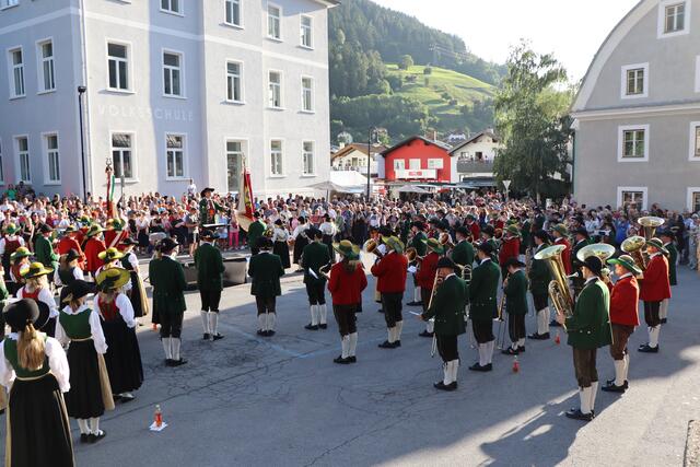 Unter der Leitung von Helmut Schmid führten die Sadtmusikkapelle Landeck u. die Stadtmusik Landeck-Perjen den "Großen österreichischen Zapfenstreich" auf. | Foto: Othmar Kolp
