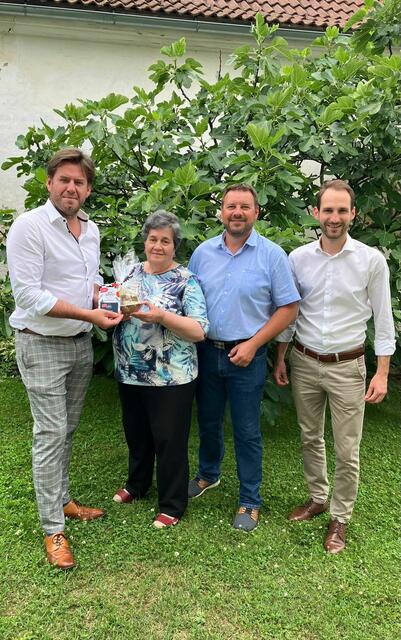 Gratulation zum 80er: Bgm. Bernhard Herics, Jubilarin Anna Karlovics, Vizebgm. Werner Gabriel und GV Franz Lukas Gupper | Foto: Gemeinde Schandorf