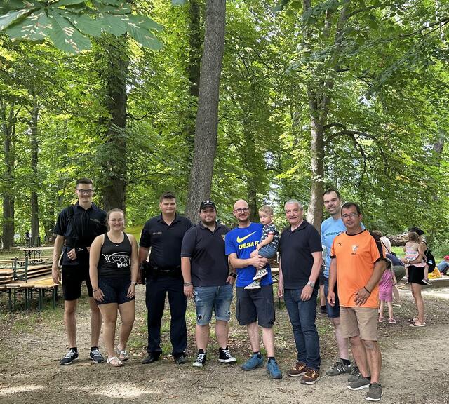 Felix Brandstetter (Jugend-Deutschmeister-Kapelle Ravelsbach), Kristina Schwingl (Verein SPORT.leben), Lukas Wieninger (Polizeiinspektion Ravelsbach), Christoph Bauer (Freiwillige Feuerwehren der Großgemeinde Ravelsbach), Stefan Zwinz (Initiator und Obmann des Vereins ravelsbach.kultur), Maximilian Zwinz, Walter Schmid (Bürgermeister der Marktgemeinde Ravelsbach), Johannes Roch (Sparkasse Horn-Ravelsbach-Kirchberg AG), Wolfgang Kreuter (Sportverein Ravelsbach) | Foto: Zwinz