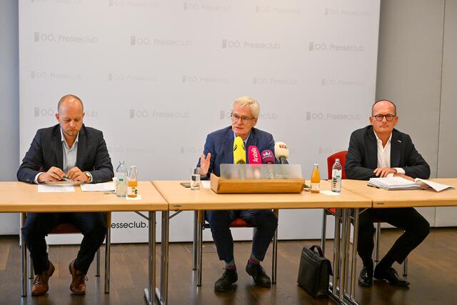 Robert Tichler, Geschäfstführer JKU-Energieinstitut, WKOÖ-Vizepräsident Clemens Malina-Altzinger und WKOÖ-Direktor Gerald Silberhumer sind sich einig: Die Windkraft in Oberösterreich soll massiv ausgebaut werden. | Foto: WKOÖ