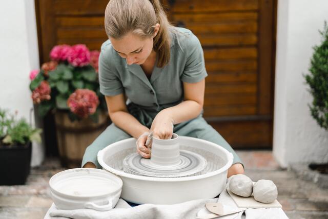 Anna Maria Regner entführt in ihre Arbeitswelt. In ihrer Werkstatt "formfrei" in Traunfeld, lässt sie ein wenig hinter die Kulissen blicken. | Foto: Hannah Ecker