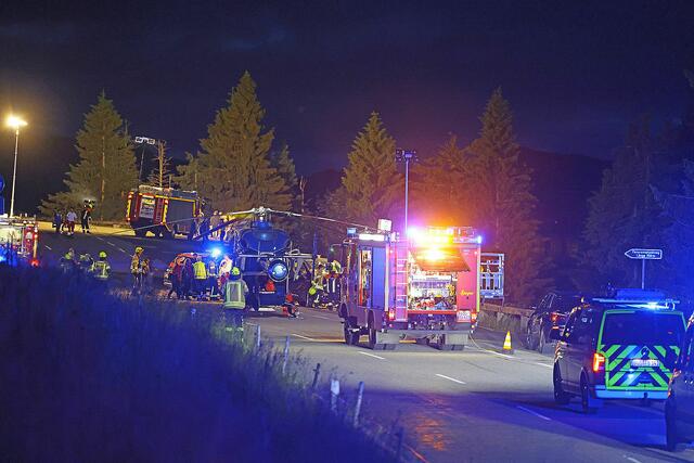Die Feuerwehren Berchtesgaden und Oberau waren mit sieben Fahrzeugen und 40 Einsatzkräften vor Ort.  | Foto: Markus Leitner