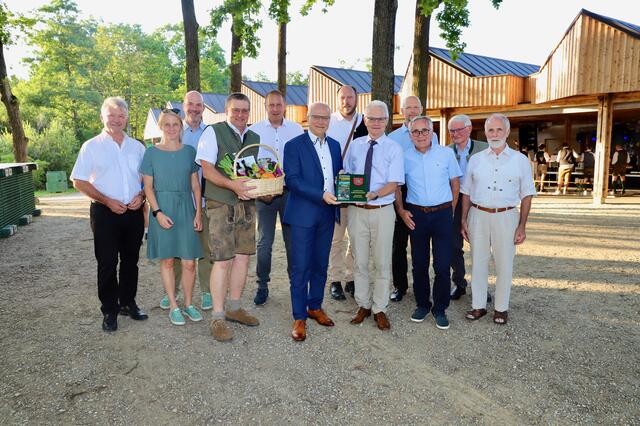Die Gemeindeverantwortlichen rund um Bgm. Hermann Grassl mit den Ehrengästen, an der Spitze LR Johann Seitinger. | Foto: Alfred Mayer