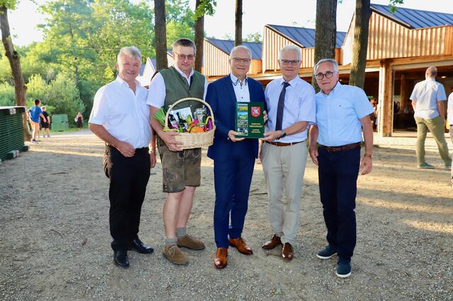 Freude bei LAbg. Hubert Lang, Vbgm. Josef Radl, LR Johann Seitinger, Bgm. Hermann Grassl und GK Anton Peheim (v.l.). | Foto: Alfred Mayer