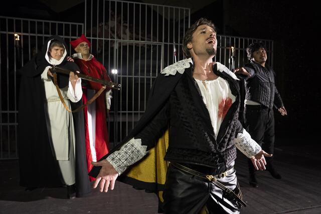 Großinquisitor (Matheus Franca), Marquis von Posa (Thomas Weinhappel), Don Carlo (Arthur Espiritu) | Foto: operklosterneuburg 2023/Lukas Beck