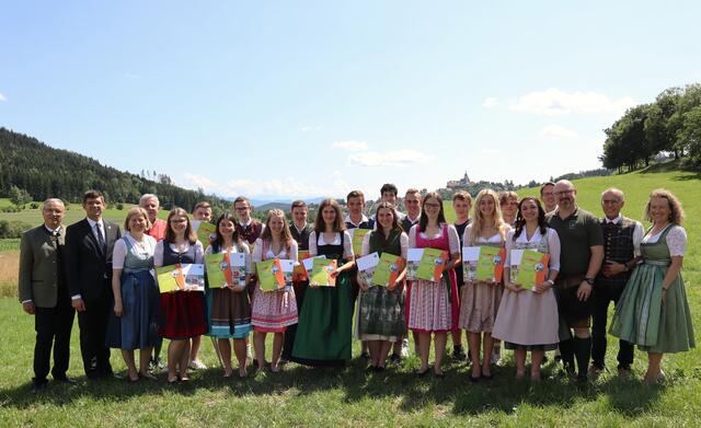 Die Agrar-HAK Schüler:innen haben nach vier Jahren die Ausbildung an der LFS Althofen abgeschlossen.