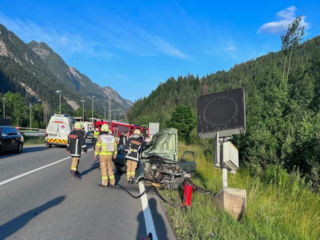 Auf der B100 in Leisach kam eine 25-Jährige mit ihrem Pkw von der Fahrbahn ab und fuhr gegen eine elektronische Verkehrstafel. | Foto: Brunner Images