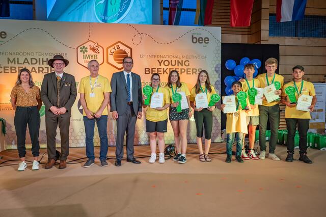 Die Siegerehrung beim internationalen Jungimkerbewerb. | Foto: International Centre for Young Beekeepers