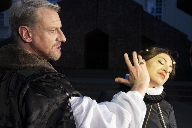 König Philipp II (Günther Groissböck), Elisabeth (Karina Flores) | Foto: operklosterneuburg 2023/Lukas Beck