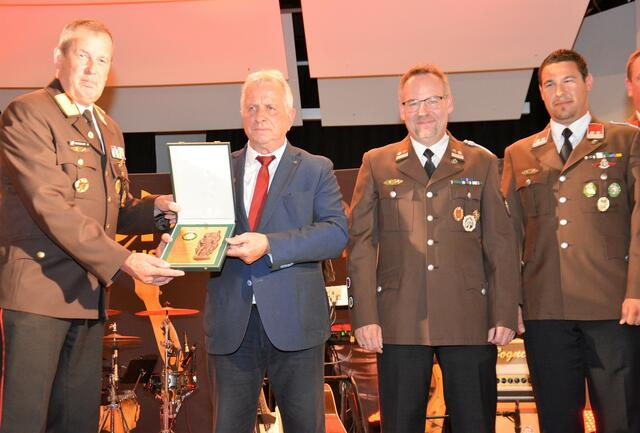Florianiplakette in Bronze für Bgm Karl F adinger, übergeben von FF-Kommandant Herbert Edlinger | Foto: Peter Taurer