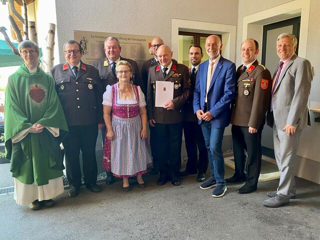 v.l.: Pater Bernhard Prem, Kdt. Hermann Bachtrog, Bezirksfeuerwehr-Kdt. Ewald Edelmaier, Ehrenmitglied Rosi Thaler | Foto: Marktgemeinde Schweiggers