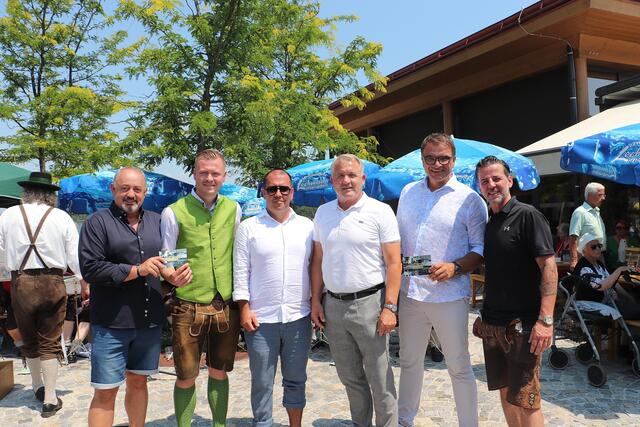 GR Günter Kleindienst, Vzbgm. Michael Konrad und Patrick Trummer, Bgm. Manfred Komericky, GR Sepp Zirkl und Gastronom Manfred Kager bei der Präsentation der Ansichtskarte. | Foto: Edith Ertl