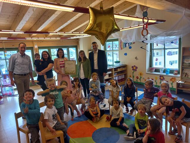 Der Kindergarten Tweng/Obertauern mit Bürgermeister Franz Kaml, Bildungsreferentin Sophie Waldmann und Biosphärenparkmanager Markus Schaflechner | Foto: Kindergarten Tweng/Obertauern