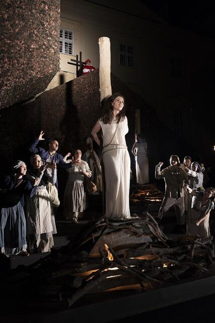 Szenenbild mit Großinquisitor (Matheus Franca), Stimme vom Himmel (Florina Ilie) | Foto: operklosterneuburg 2023/Lukas Beck