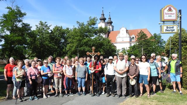 rechts neben dem Kreuzträger mit weißem Hut- Kaplan Bijilal Thomas, daneben mit Strohhut - Pfarrer Jerome Ciceu und mit dem Hut in der Hand - Kaplan Chinthapalli Jakob. | Foto: Schuh