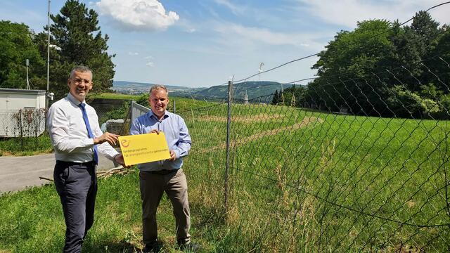 Vizebürgermeister Roland Honeder und Umweltgemeinderat Leopold Spitzbart freuen sich über die geplante PV-Anlage. | Foto: VP Klosterneuburg