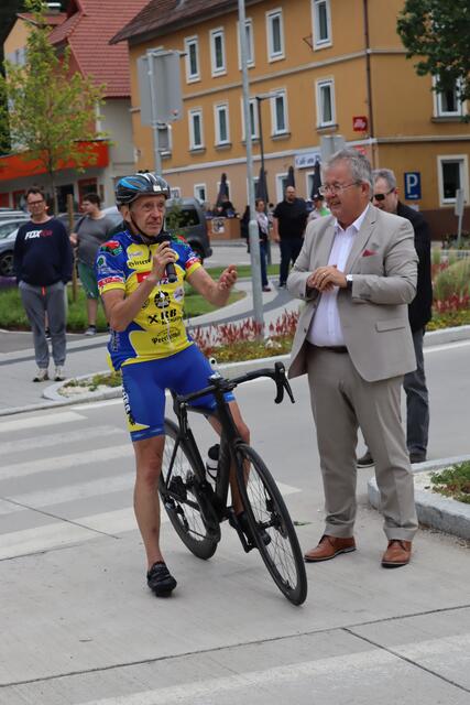 Auch Bügermeister Walter Zemrosser stellte sich als Fan ein. | Foto: Stadtgemeinde Althofen 
