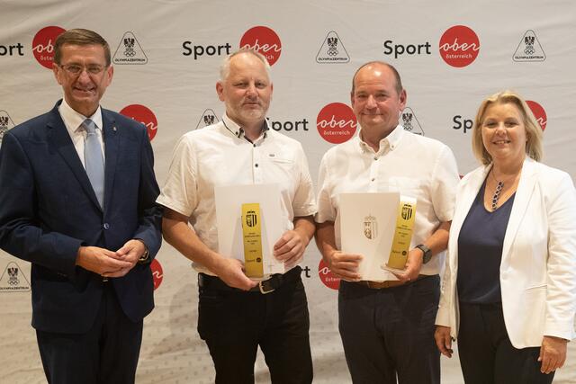 Auszeichnung mit dem Landes-Sportehrenzeichen in Gold: Wirtschafts- und Sport-Landesrat Markus Achleitner sowie LSO-Vorsitzende Präsidentin Brigitte Casny ehrten Funktionäre (V. l.:) Stefan Hackl und Gerhard Feldler.
 | Foto: Land OÖ/ Daniela Sternberger
