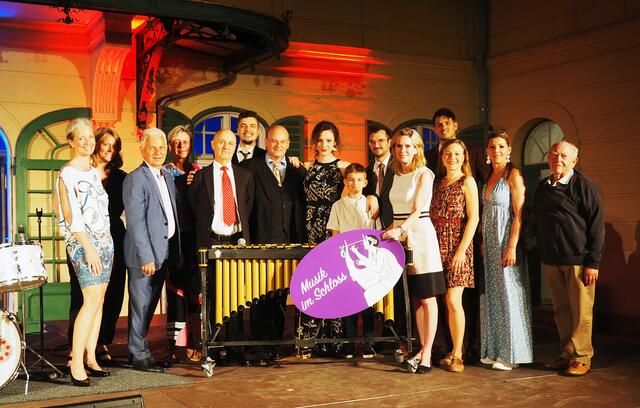 Martin Breinschmid, den Prisoners of Swing und den „Some Like It Hot-Dancers“ sowie Bürgermeister Johann Zeiner, Vizebürgermeisterin Michaela Haidvogel, Kulturgemeinderat und Musik im Schloss-Intendant Horst Kies sowie der Maria Enzersdorfer Kulturabteilung unter der Leitung von Nadjeschda Morawec und ihren Mitarbeiterinnen Birgit Baumgartner, Ellen Buchleitner und Ulrike Strobl. | Foto: Marktgem. Maria Enzersdorf