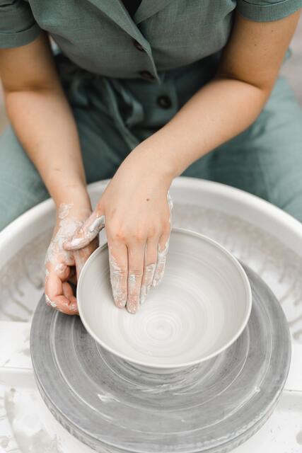 Anna Maria Regner entführt in ihre Arbeitswelt. In ihrer Werkstatt "formfrei" in Traunfeld, lässt sie ein wenig hinter die Kulissen blicken. | Foto: Hannah Ecker