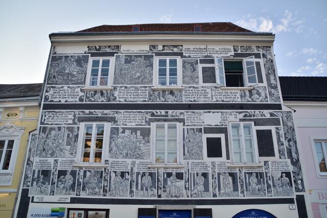 Ein Schmuckstück ist das Sgraffitohaus am Rathausplatz Nr. 4 | Foto: Pilz