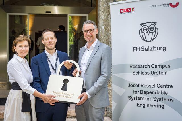 Der neue Research Campus Schloss Urstein wurde am 10. Juli eröffnet.
v.l.n.r.: Landtagspräsidentin Brigitta Pallauf, Leiter des Campus Research Schloss Urstein Christian Neureiter und FH Salzburg Geschäftsführer Dominik Engel | Foto: FH Salzburg/wildbild