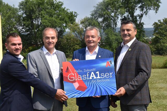 A1 baut u.a. in Rechnitz das Glasfasernetz aus: Christoph Liszt, Landesrat Leonhard Schneemann, Marcus Grausam, Bgm. Martin Kramelhofer | Foto: Michael Strini