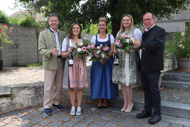 LK-Präsident Nikolaus Berlakovich, die neue Weinkönigin Hannah Wetschka , die amtierende Weinkönigin Susanne I., die neue Prinzessin Sophie Smoley und Weinbaupräsident Andreas Liegenfeld.  | Foto: Sandra Koeune