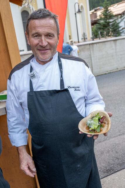 Hermann Huber mit seinem diesjährigen Gericht: Erdäpfelnocken mit Hirsch, Steinpilz, Wildkräuter, Bergkäse. | Foto: TVB Paznaun - Ischgl