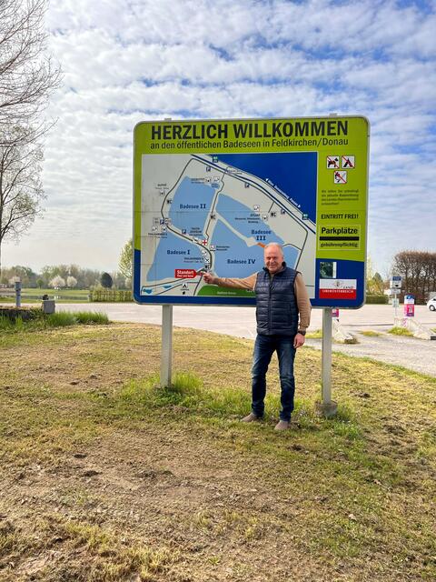Vizebürgermeister Wolfgang Seyr am Parkplatz des Badeseegeländes. | Foto: Marktgemeinde Feldkirchen