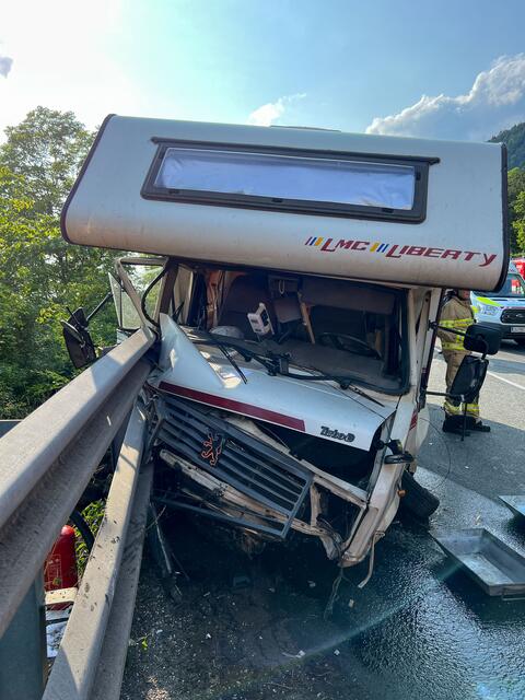 Am Montag am Nachmittag kam es am Zirler Berg zu einem Verkehrsunfall. Ein Wohnwagen begann zu rauchen und die Bremswirkung hatte stark nachgelassen. | Foto: Zeitungsfoto.at