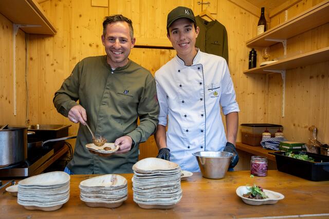 Andreas Spitzer und Young Chef Silvano Wolf beim Genussmarkt zur Eröffnung des Kulinarischen Jakobswegs. | Foto: TVB Paznaun - Ischgl